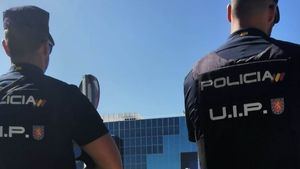 La Policía justifica las cargas en la sede del PSOE y señala la presencia de "ultras" violentos