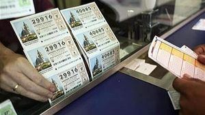 Una mujer se encuentra una cartera con 850 euros y 20 décimos de lotería y lo devuelve