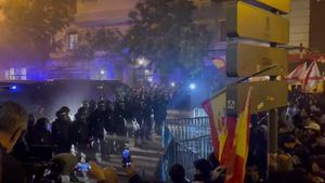 Otra noche de protestas contra la amnistía y cargas policiales en Madrid