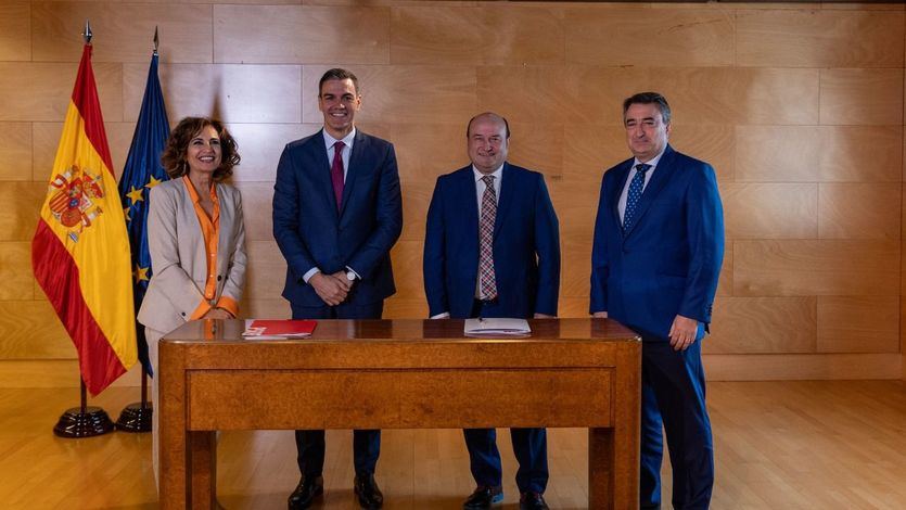 Pedro Sánchez y Andoni Ortúzar (PNV) firmando su pacto en el Congreso, con María Jesús Montero y Aitor Esteban