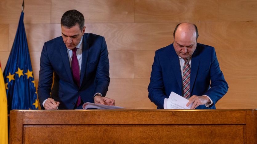 Pedro Sánchez y Andoni Ortúzar (PNV) firmando su pacto en el Congreso 