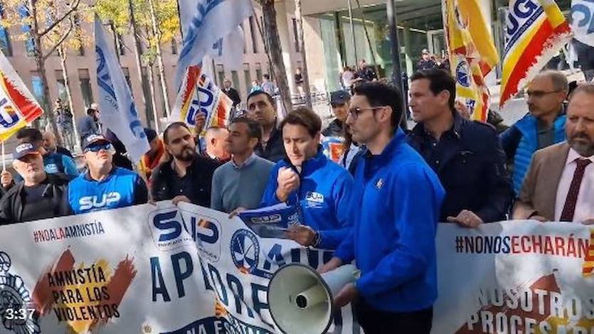 Policías protestando en Barcelona contra la ley de amnistía