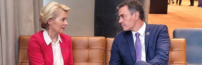 Pedro Sánchez, junto a la presidenta de la Comisión Europea, Ursula von der Leyen