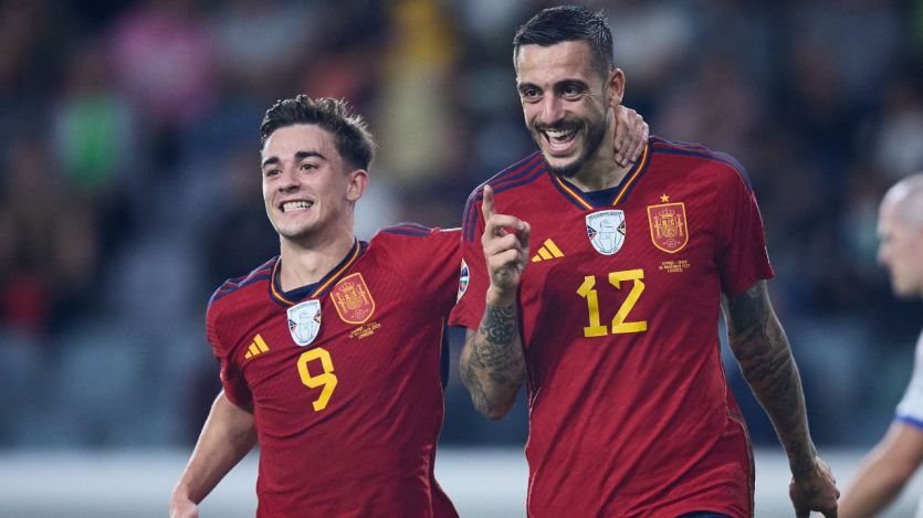 Joselu y Gavi celebran un gol con España