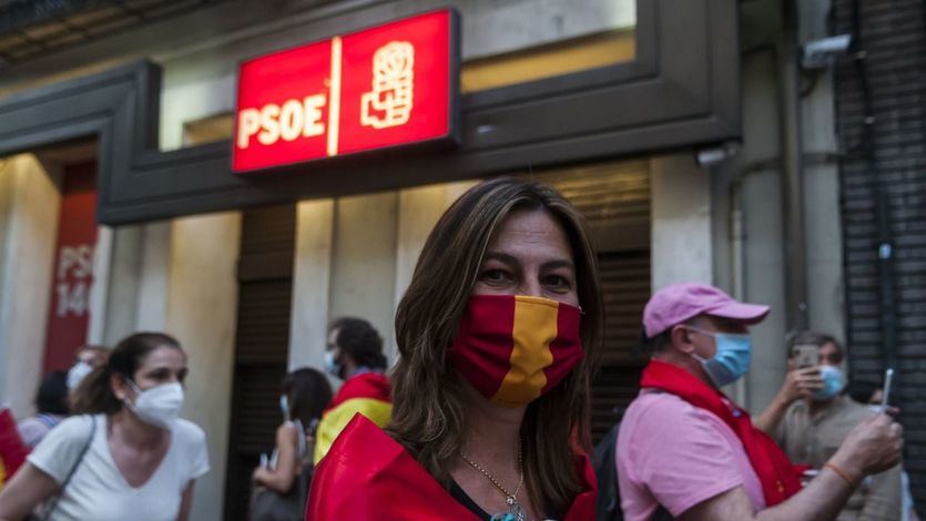 Protestas en la calle Ferraz contra el PSOE