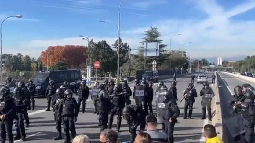 Policía en las protestas contra el Gobierno en Moncloa 