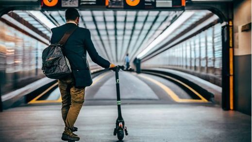 Un patinete eléctrico en el transporte público