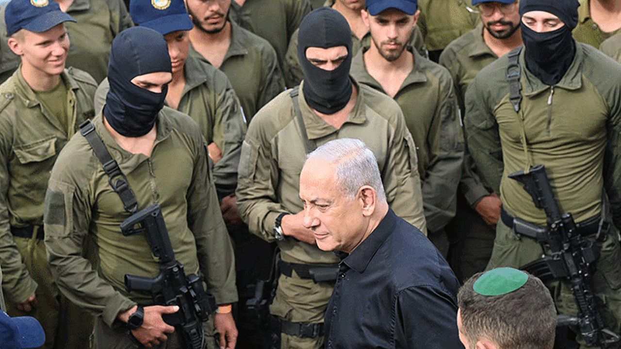 Benjamin Netanyahu, con miembros del Ejército israelí