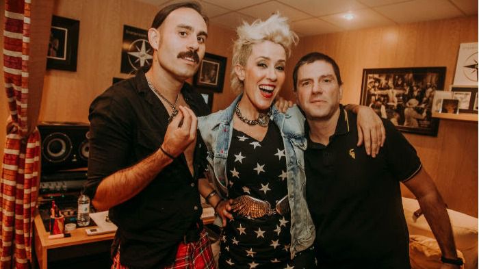 “Brindaremos”, un emotivo cuento de Navidad con tres grandes músicos (videoclip)