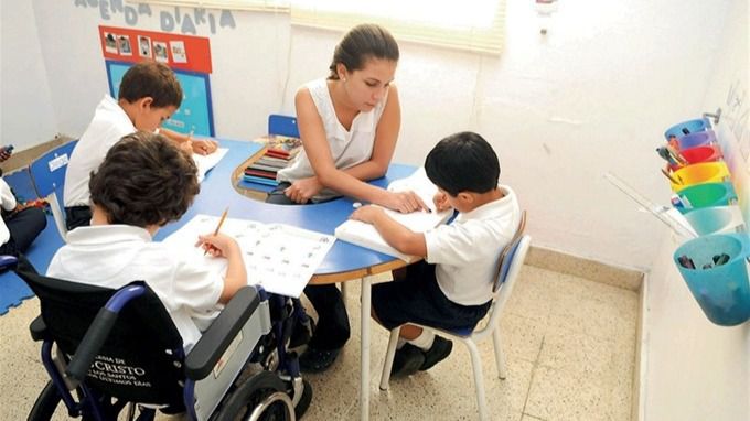 Niños con discapacidad en clase con su profesora