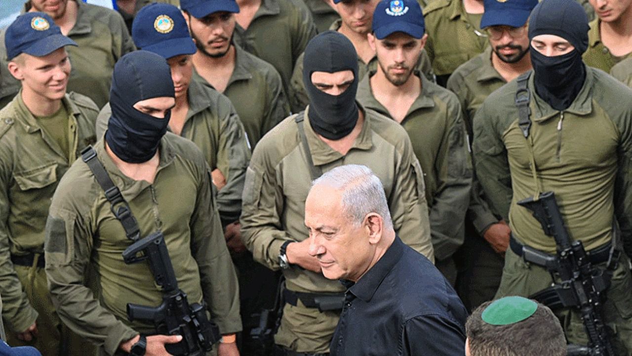 Benjamin Netanyahu, con miembros del Ejército israelí