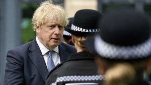 Boris Johnson pide perdón a las víctimas masivas por la gestión de la pandemia en Reino Unido