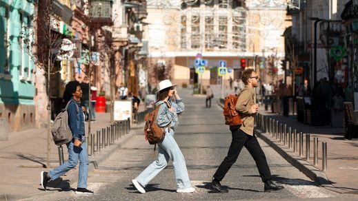 Personas paseando en la ciudad