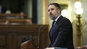 Abascal carga con dureza contra Feijóo por criticar sus palabras sobre "colgar de los pies" a Sánchez