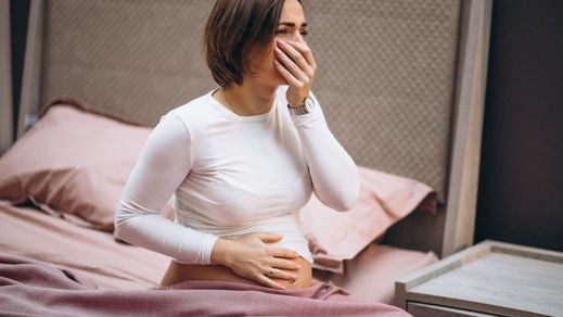 Mujer embarazada con náuseas 