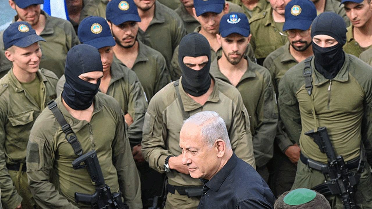 Benjamin Netanyahu, con miembros del Ejército israelí