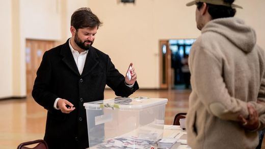 Gabriel Boric votando