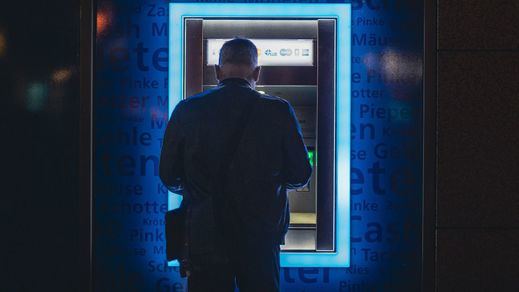 Sacando dinero en un cajero automático 