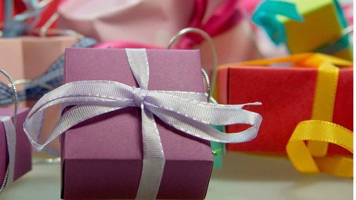 Cómo envolver regalos de navidad sin morir en el intento: un vídeo tutorial para hacerlo bien