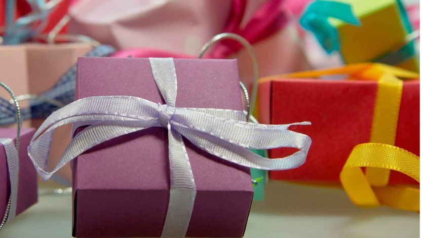 Cómo envolver regalos de navidad sin morir en el intento: un vídeo tutorial para hacerlo bien