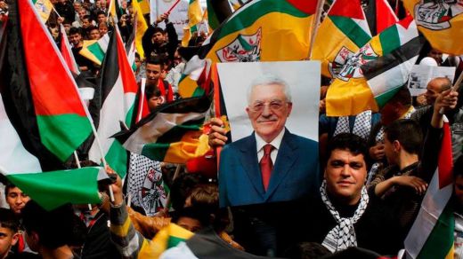 El presidente de la Autoridad Palestina, Mahmoud Abbas, retratado en una pancarta palestina
