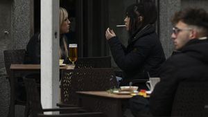 Reúnen casi 200.000 firmas apoyando la prohibición para fumar en las terrazas de los bares
