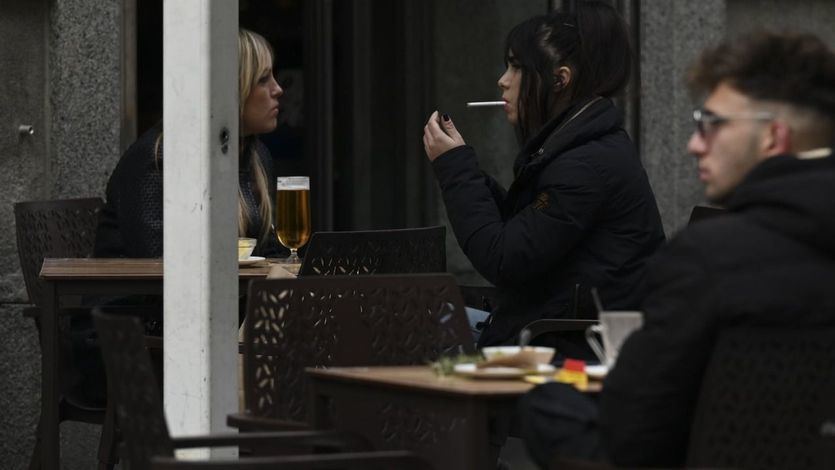 Fumando en una terraza