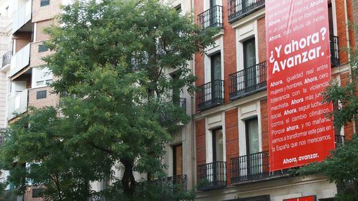 Fachada con cartel en Ferraz sede del PSOE