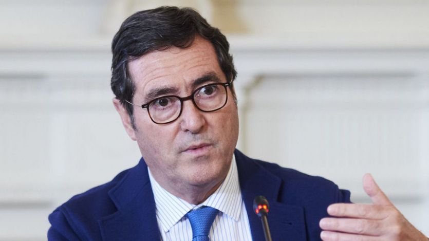 La patronal CEOE critica las 'autobajas' de Sanidad y tacha de 'amenaza' el aviso de Trabajo sobre el salario mínimo