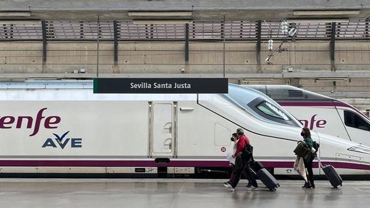 Ave en la estación de Santa Justa en Sevilla