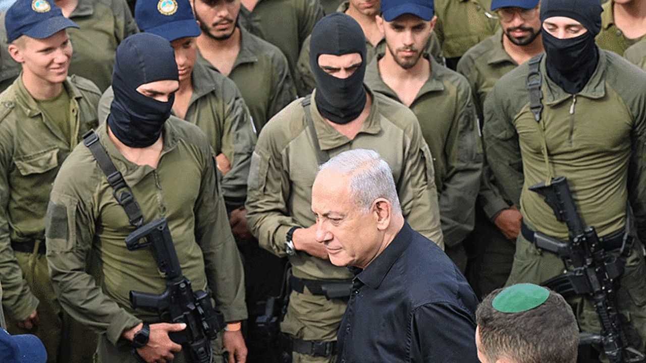 Benjamin Netanyahu, con miembros del Ejército israelí