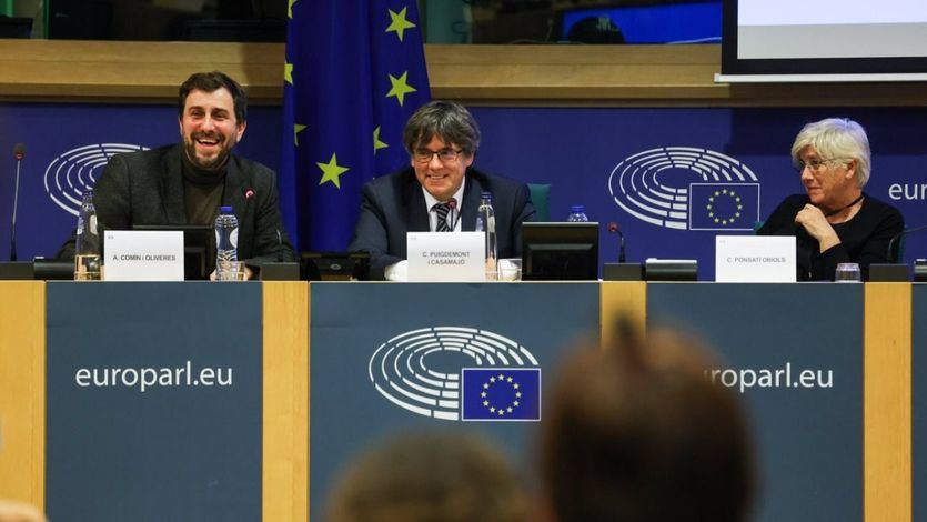 Puigdemont, con Clara Ponsatí y Toni Comín, en el Europarlamento