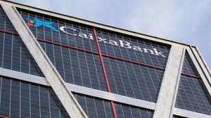 CaixaBank se une a la fiesta de los resultados récord de la banca: ganó un 53,9% más en 2023