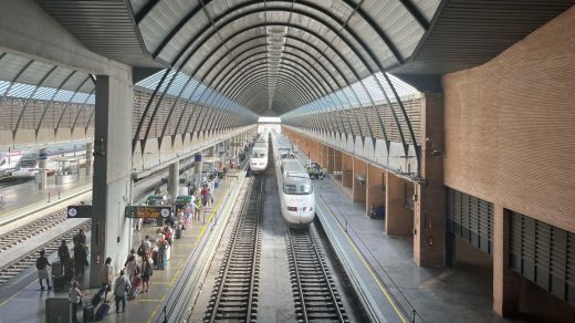 Renfe invertirá 5 millones de euros en la modernización de terminales de venta a bordo de los trenes y en el check-in de acceso en las estaciones