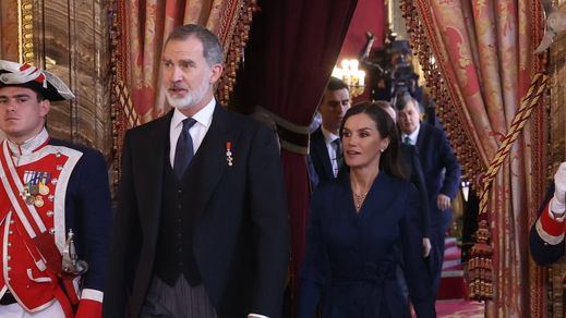 El rey Felipe y la reina Letizia recibiendo al cuerpo diplomático