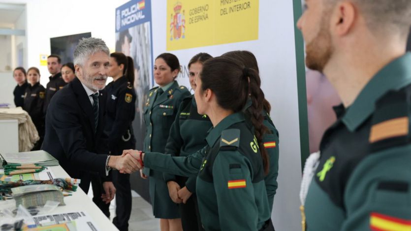 Marlaska saluda a agentes de la Guardia Civil