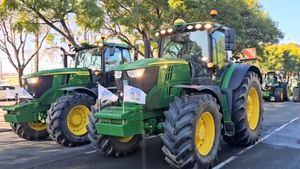 Las agricultores cercan Sevilla mientras el Gobierno se reúne con el sector primario para lograr una solución