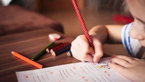 Ayudar a los hijos con los deberes puede ser contraproducente: así lo avala la ciencia
