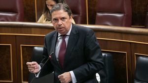 El ministro Planas sufre un vértigo en plena intervención parlamentaria y asusta al Congreso