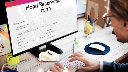Usuario reservando hotel online