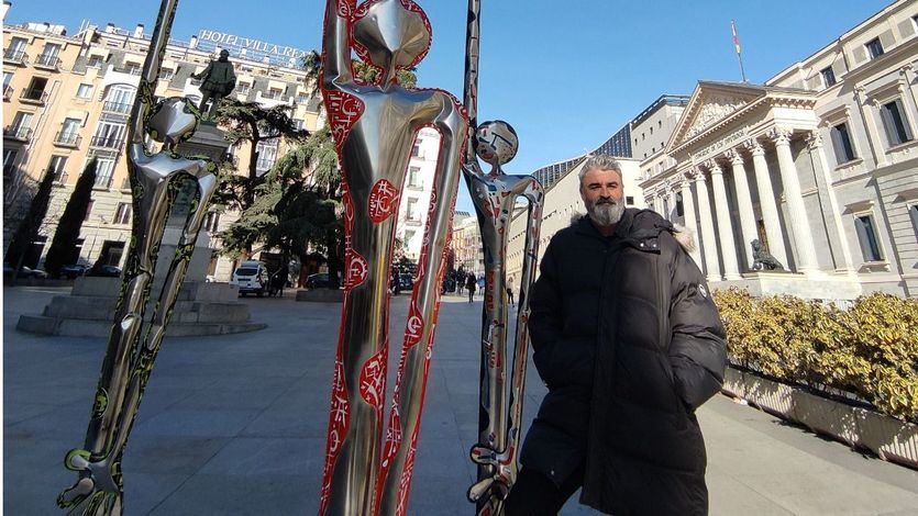 El artista junto a una de sus esculturas en la plaza de Las Cortes