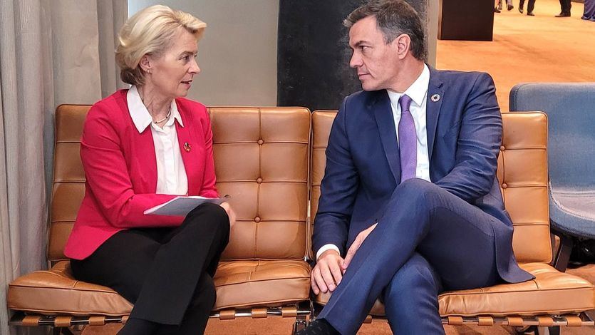 Pedro Sánchez, junto a la presidenta de la Comisión Europea, Ursula von der Leyen