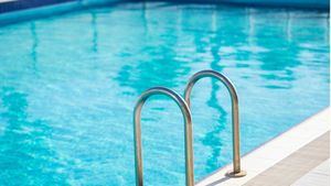 Andalucía permite llenar piscinas a hoteles y pisos turísticos pero no a particulares