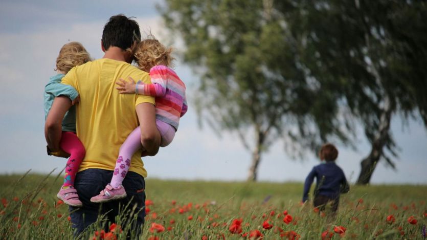 Padre con hijos