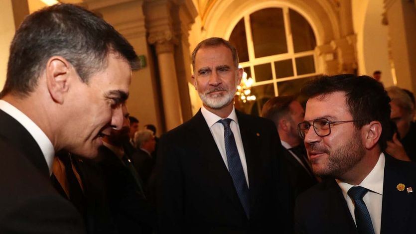 Pedro Sánchez saluda a Pere Aragonès en presencia del rey Felipe