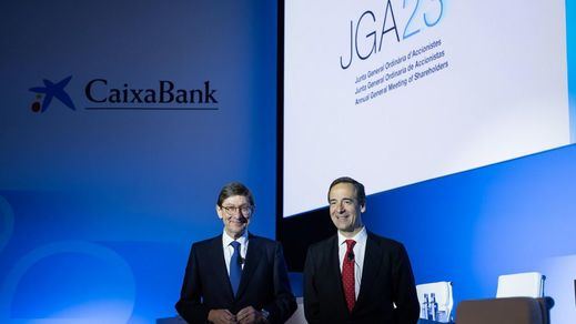 El presidente de CaixaBank, José Ignacio Goirigolzarri, y el consejero delegado, Gonzalo Gortázar, en la Junta General Ordinaria de Accionistas