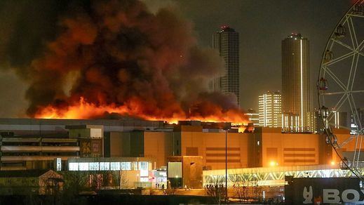 Fuego en el centro comercial donde se produjo el atentado a las afueras de Moscú