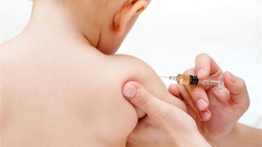 Un bebé siendo vacunado