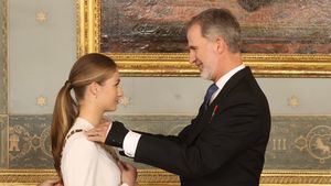 El Rey coloca a Leonor con el Collar de la Orden de Carlos III