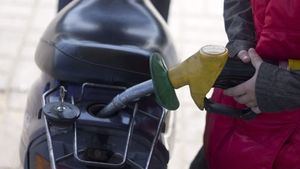 El precio de la gasolina se dispara en plena Semana Santa y los consumidores estallan